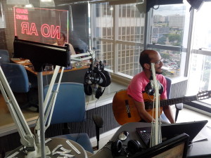 Leandro Morais nos estúdios da Band News FM Brasília